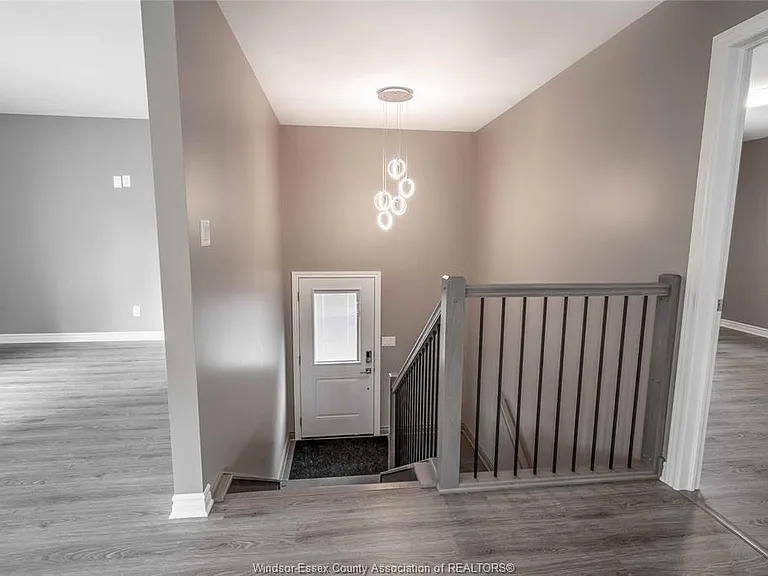 81 Brien Ave W #B — Photo 4