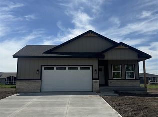 321 Knoll Ridge Dr, Hills, IA 52235