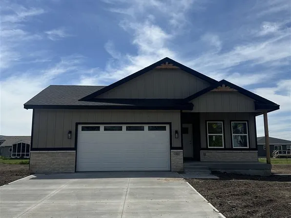 321 Knoll Ridge Dr, Hills, IA 52235