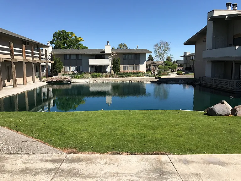 Exterior Lakeside Apartments in Kennewick, WA