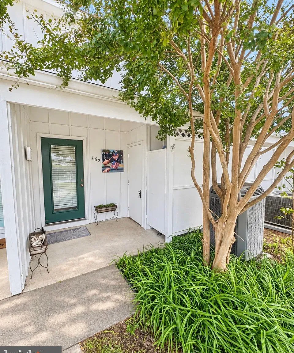 3 bed, 1.5 bath, 1400 sqft, $1,950 — Photo 1