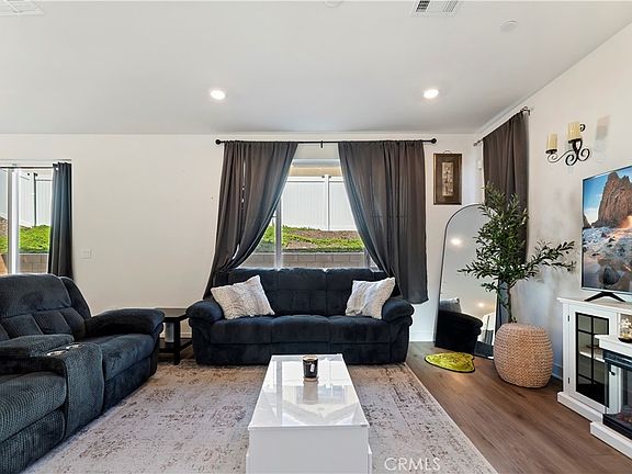 4th image of 364 Castaic Way