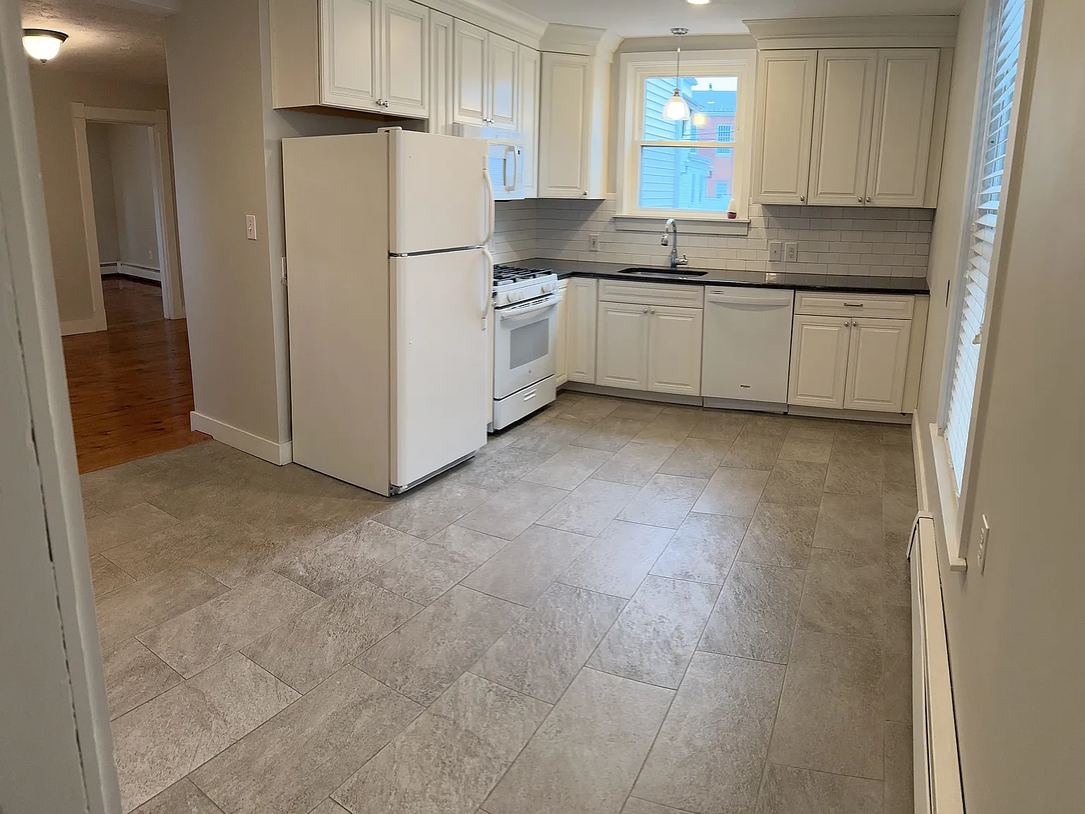 1 bed, 1300 sqft, $2,100 — Photo 2