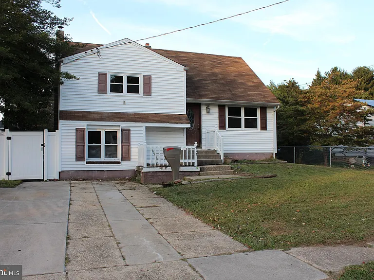 413 Dickinson Rd — Photo 2