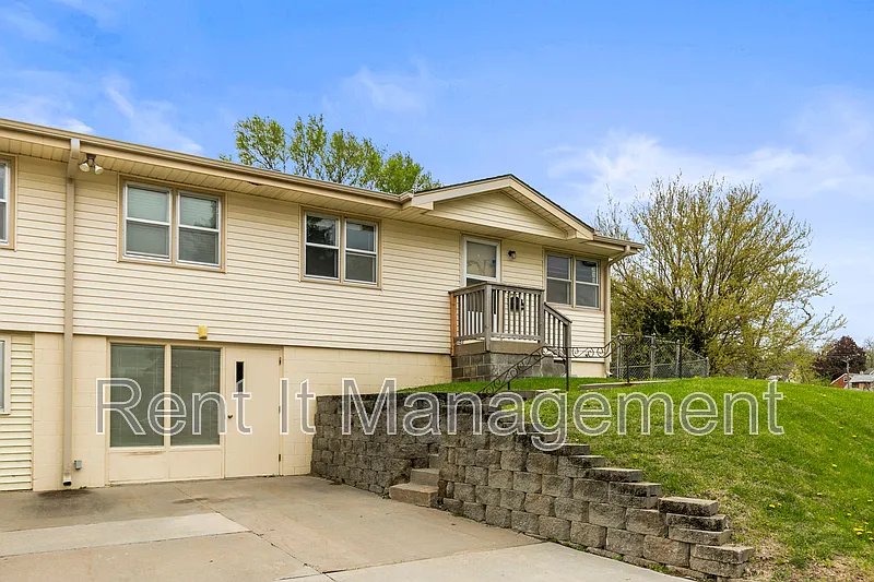 6 bed, 3.0 bath, 3568 sqft, $3,300 — Photo 3
