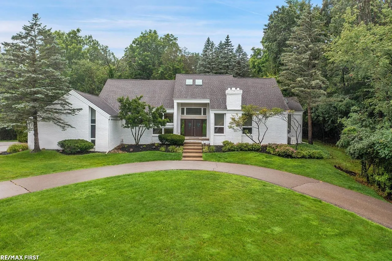 5114 Stonehenge Dr photo 1