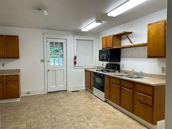 4th image of 2439 Penn St