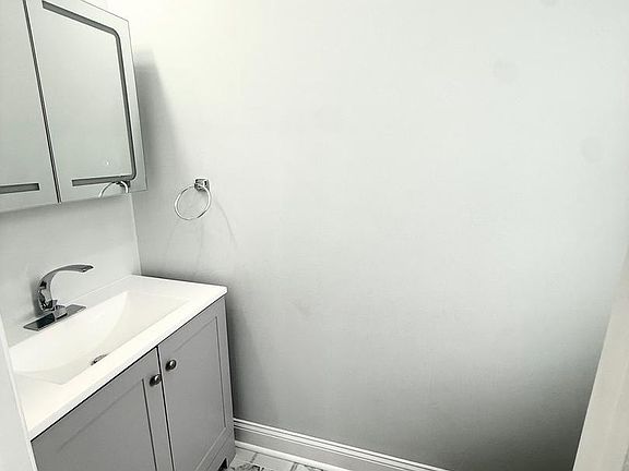 2nd image of 355 E Loudon St