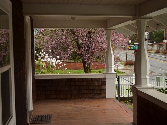 Covered porch!