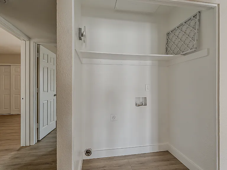 3041 N 24th Ln — Photo 7