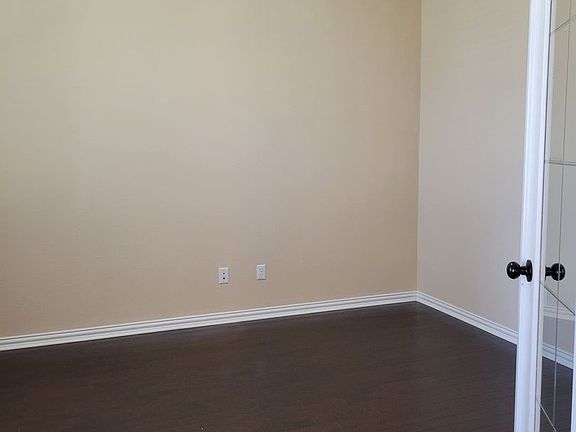 4th image of 807 Olive Ln