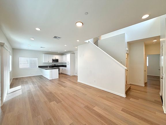 4th image of 144 N Sutter Ave