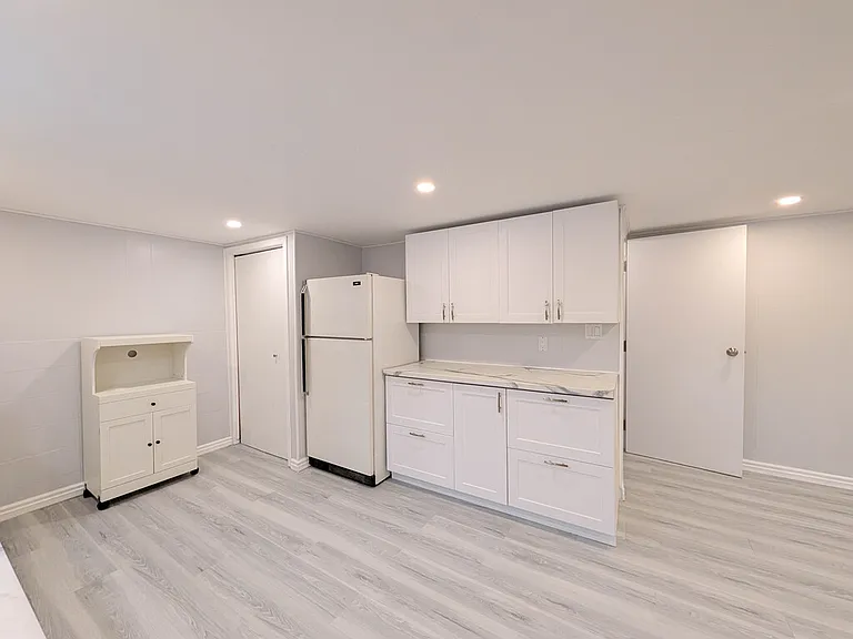 127 Westwood Cres #2 — Photo 5