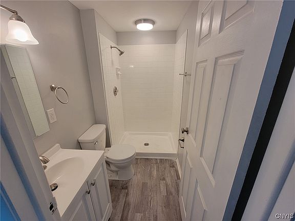 4th image of 827 Fairway Cir