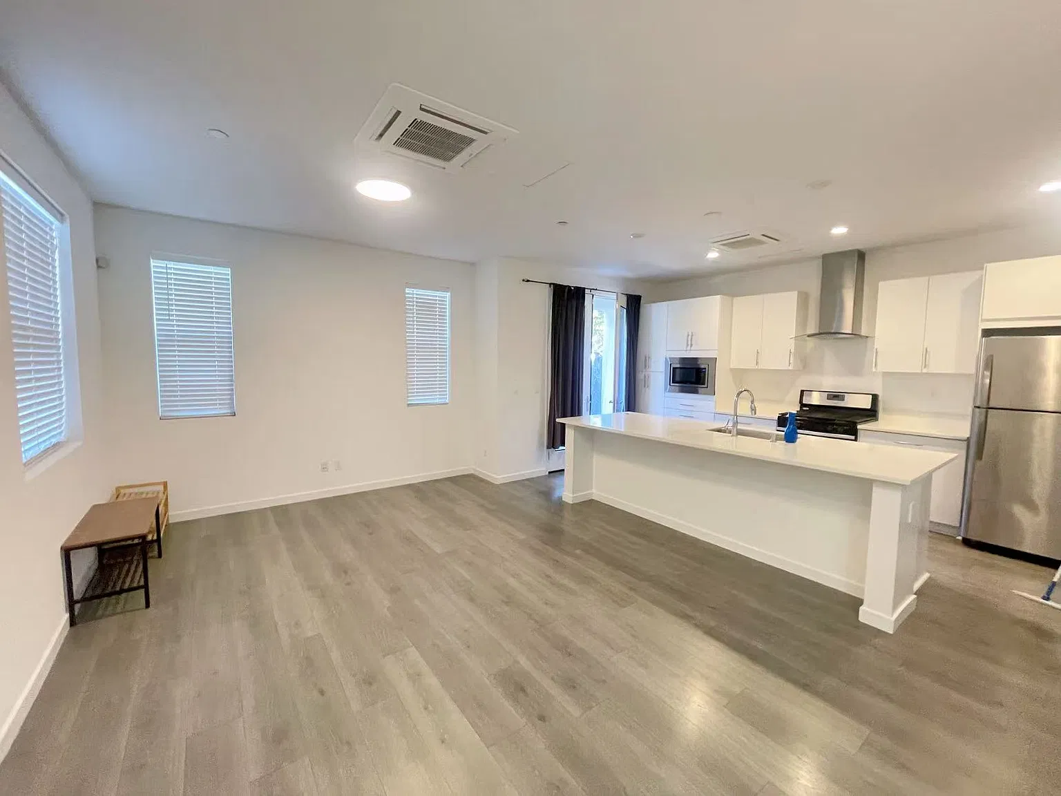 2 bed, 2.5 bath, 1100 sqft, $2,580 — Photo 3
