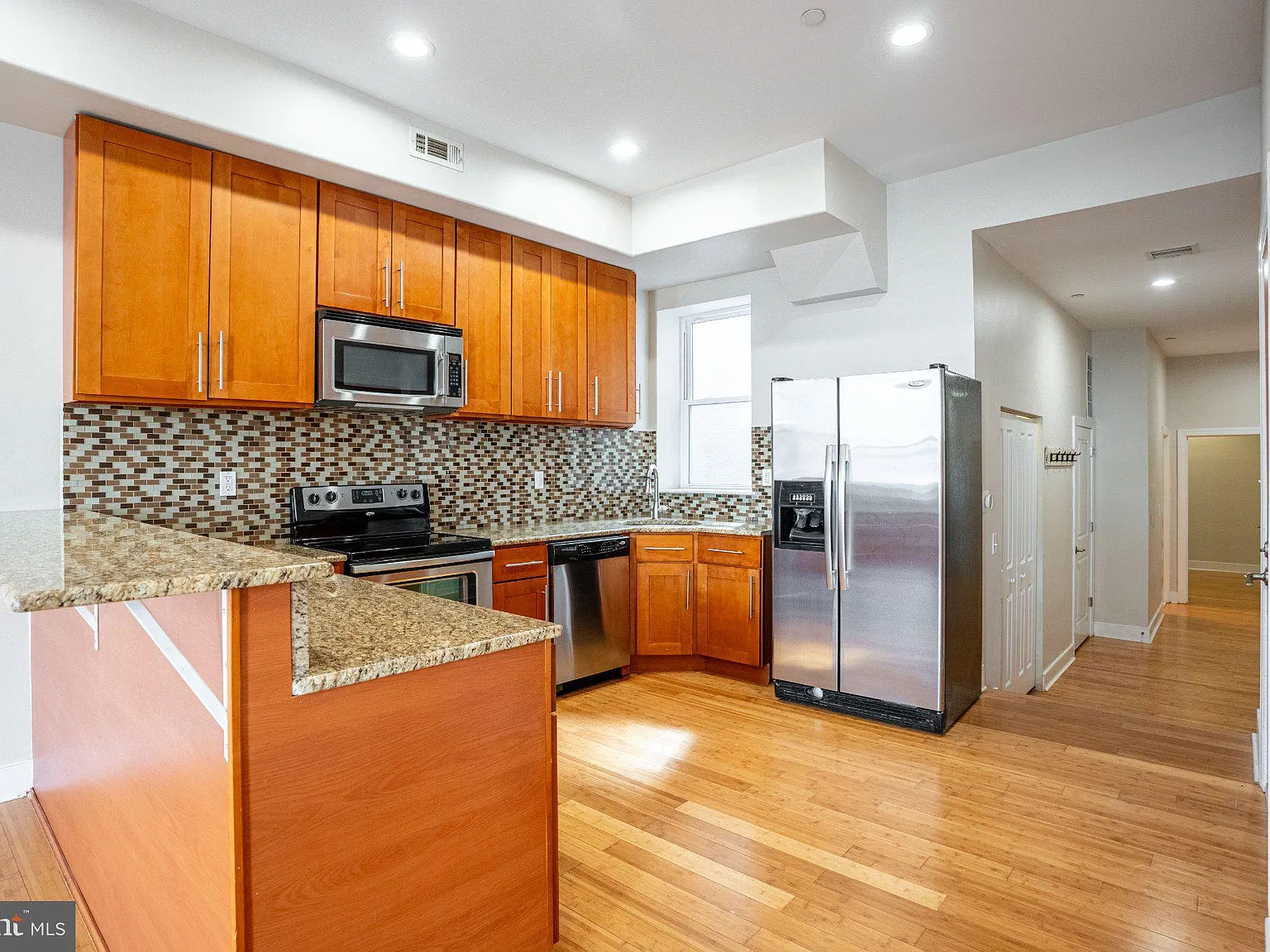 2 bed, 2.0 bath, 3960 sqft, $1,950 — Photo 3