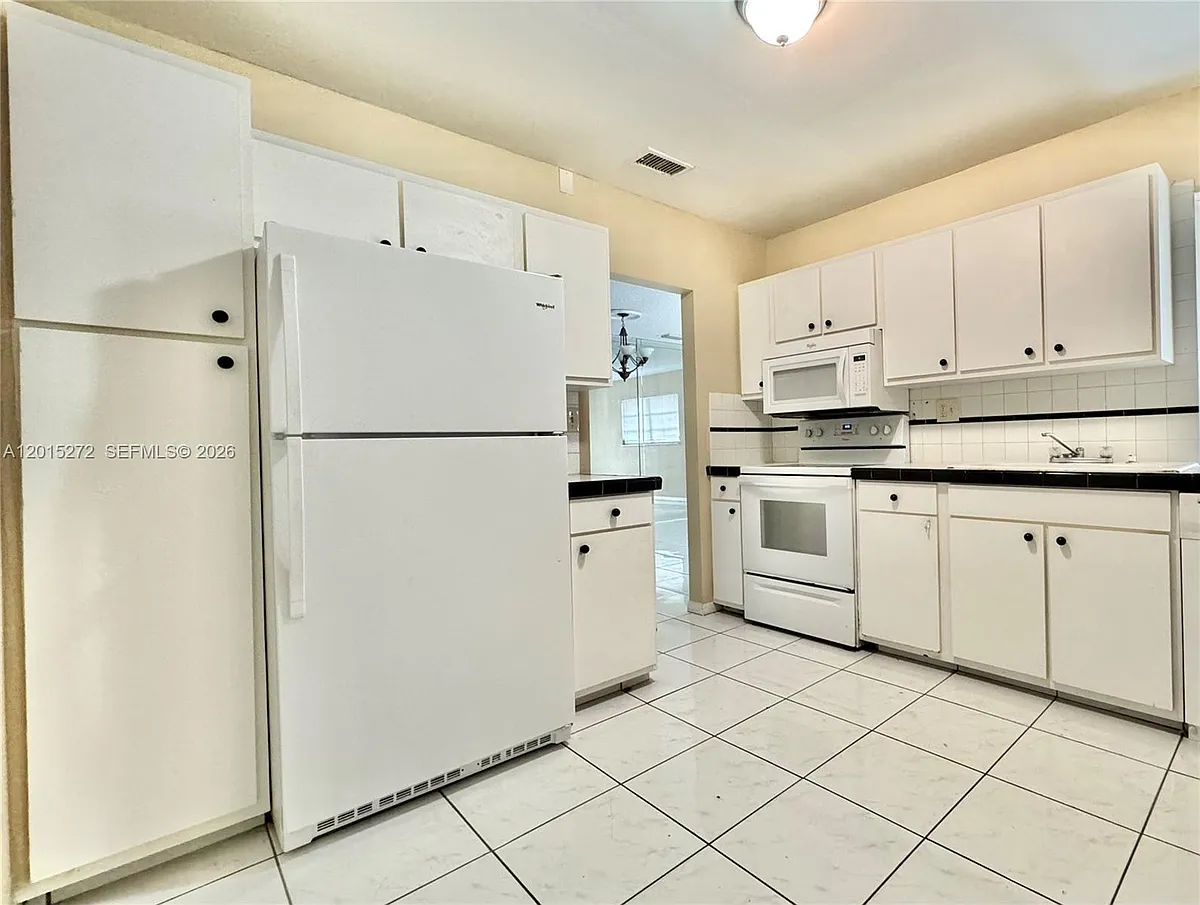 Building Photo - 2500 SW 81st Ave #401
