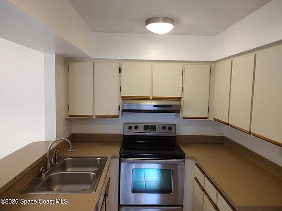 4th image of 2551 S Park Ave