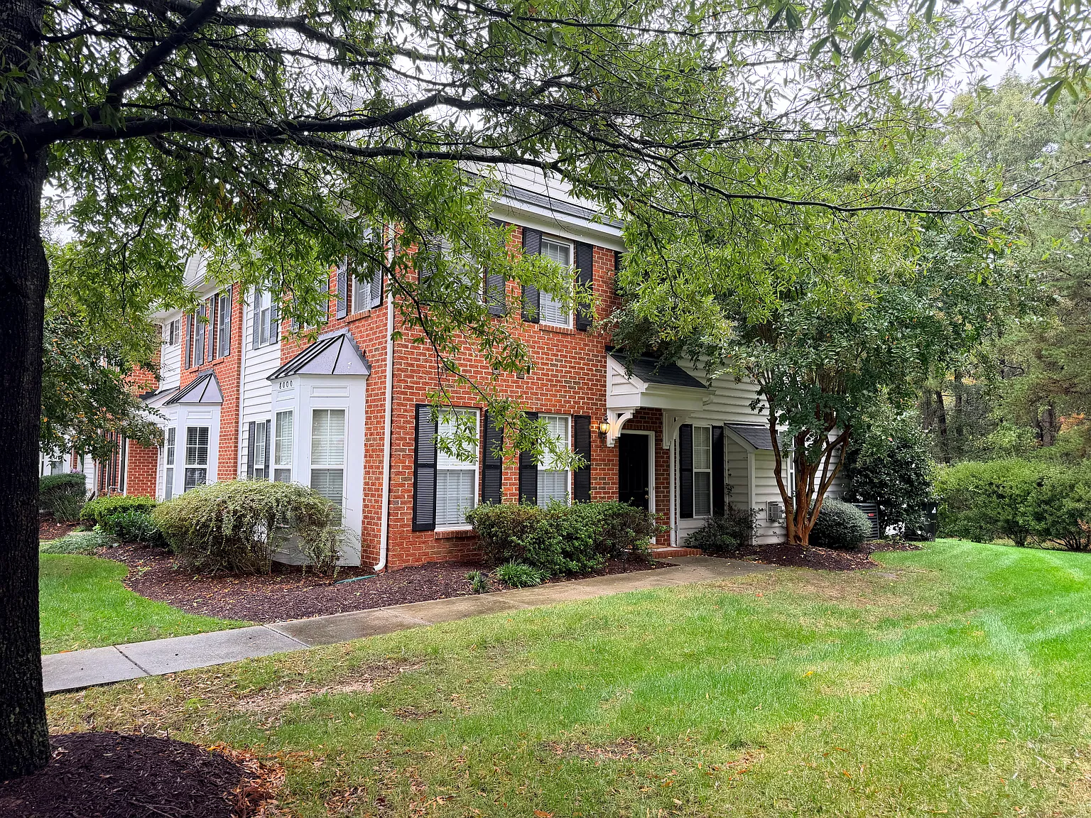 3 bed, 2.5 bath, 1350 sqft, $2,000 — Photo 2