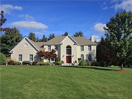 Welcome home to this fabulous colonial in Warren