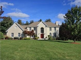 3 Ponds Edge Ln, Warren, NJ 07059