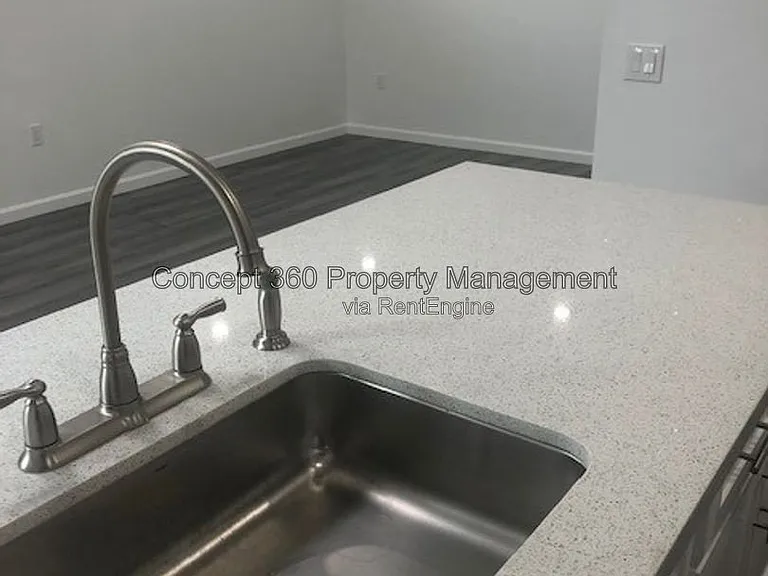 110 E Scott St — Photo 11
