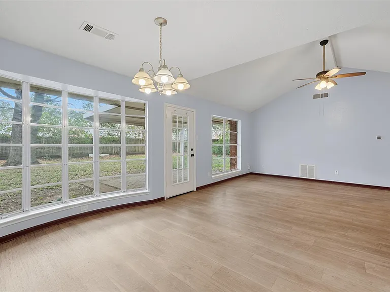7015 Pella Dr — Photo 14