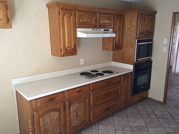 4th image of 910 Lake Meadows South Dr