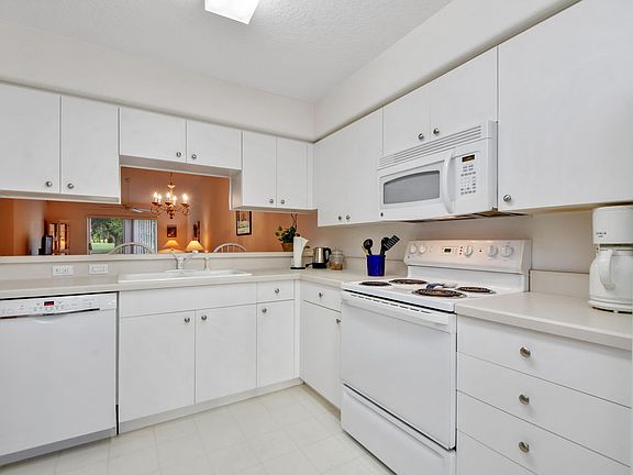 4th image of 48 Golf Villa Dr