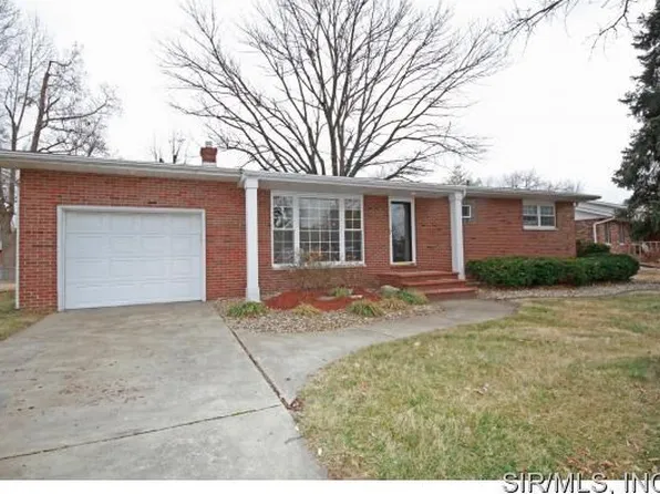 326 Crestview Dr, Wood River, IL 62095