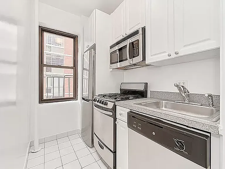 124 E 24th St #1J — Photo 5