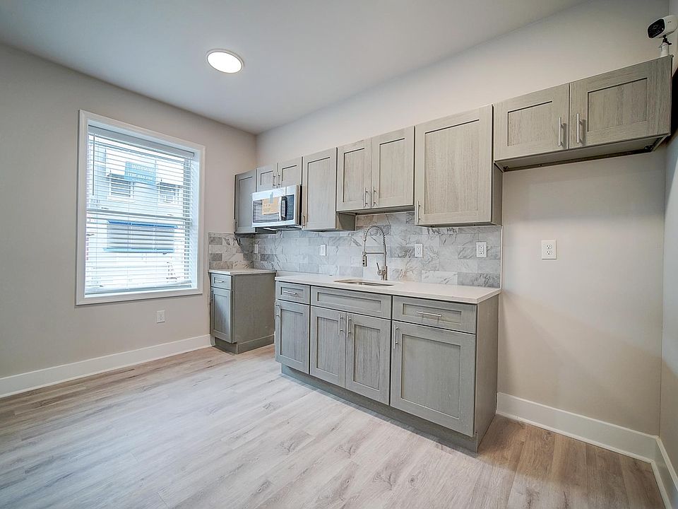 Kitchen includes stove and Fridge