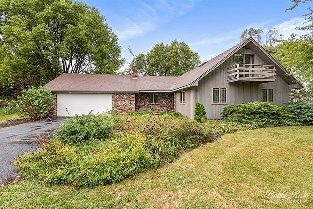 Beautiful 2 Story Home on a Private Cul De Sac with Garage and Driveway Parking