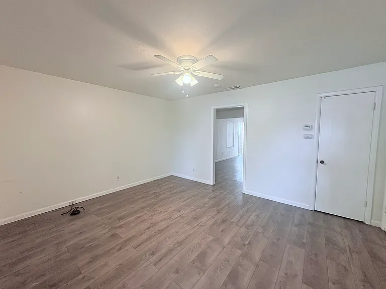 1004 Powell Rd — Photo 2