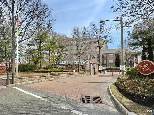 758 Charles Ct, Fort Lee, NJ 07024