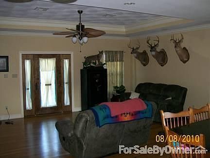 livingroom
						:
						kitchen, livingroom and diningroom has an open floor plan.