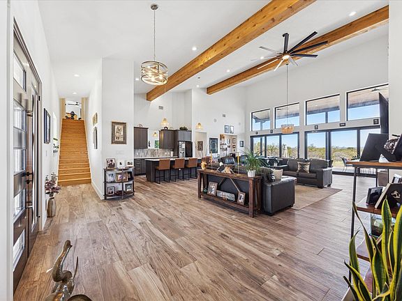 4th image of 108 Schoolhouse Ln