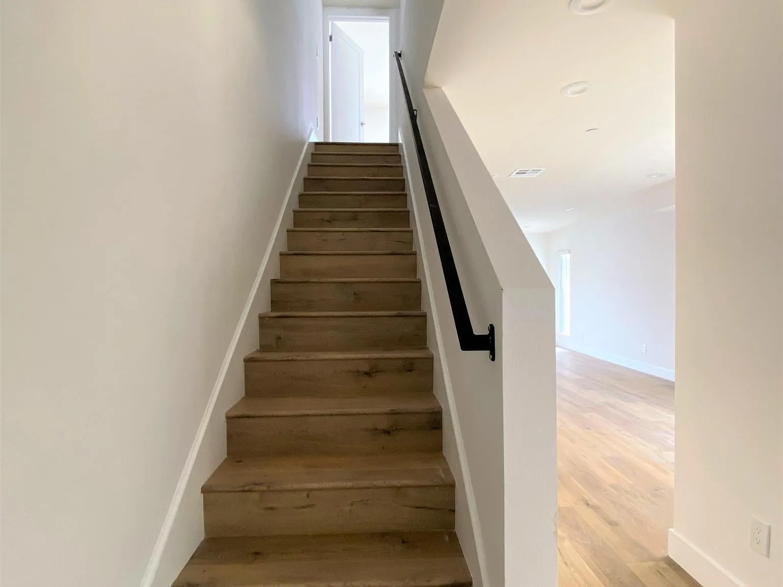 545 1/2 N Kingsley Dr — Photo 3