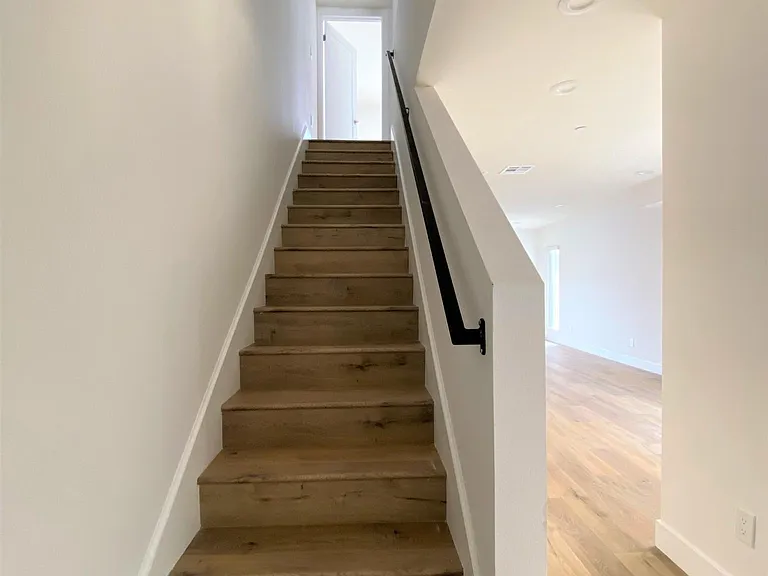 545 1/2 N Kingsley Dr — Photo 3