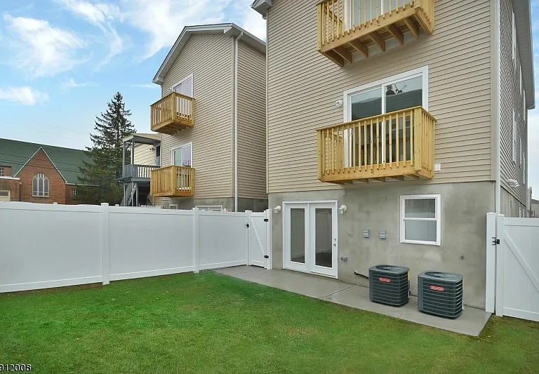 410 Davis Ave — Photo 5