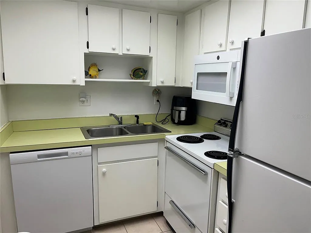 1 bed, 1.5 bath, 633 sqft, $1,900 — Photo 3