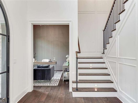 5th image of 228 Thomas Cir