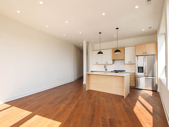 3rd image of 1001 N Milwaukee Ave APT 401