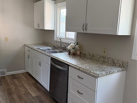4th image of 1091 Stanwood Ave
