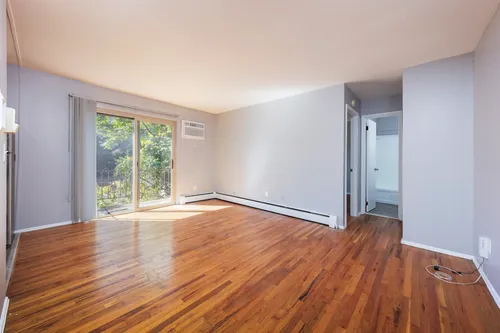 Lovely 1 Bedroom with Balcony Available in Mt. Lookout! Photo 1