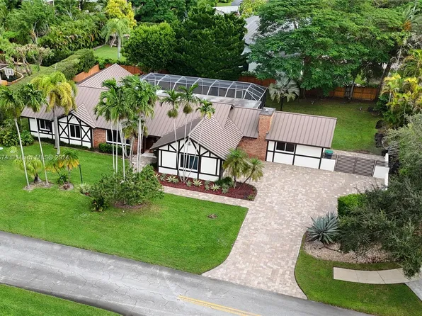 11121 SW 75th Ct, Pinecrest, FL 33156