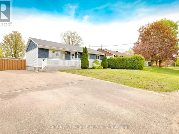 36 Mary St, Petawawa, ON K8H 1R9