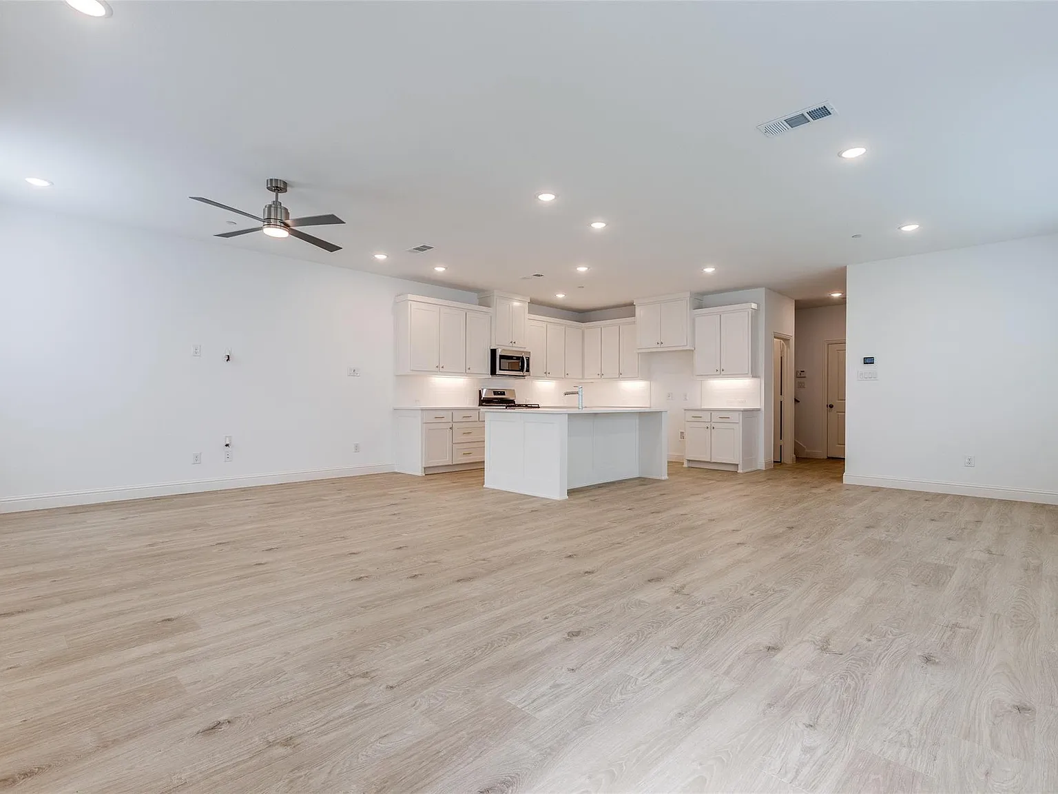 3 bed, 2286 sqft, $3,200 — Photo 3