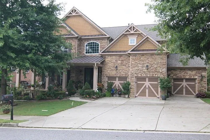 6 bed, 5.0 bath, 6893 sqft, $4,850 — Photo 1