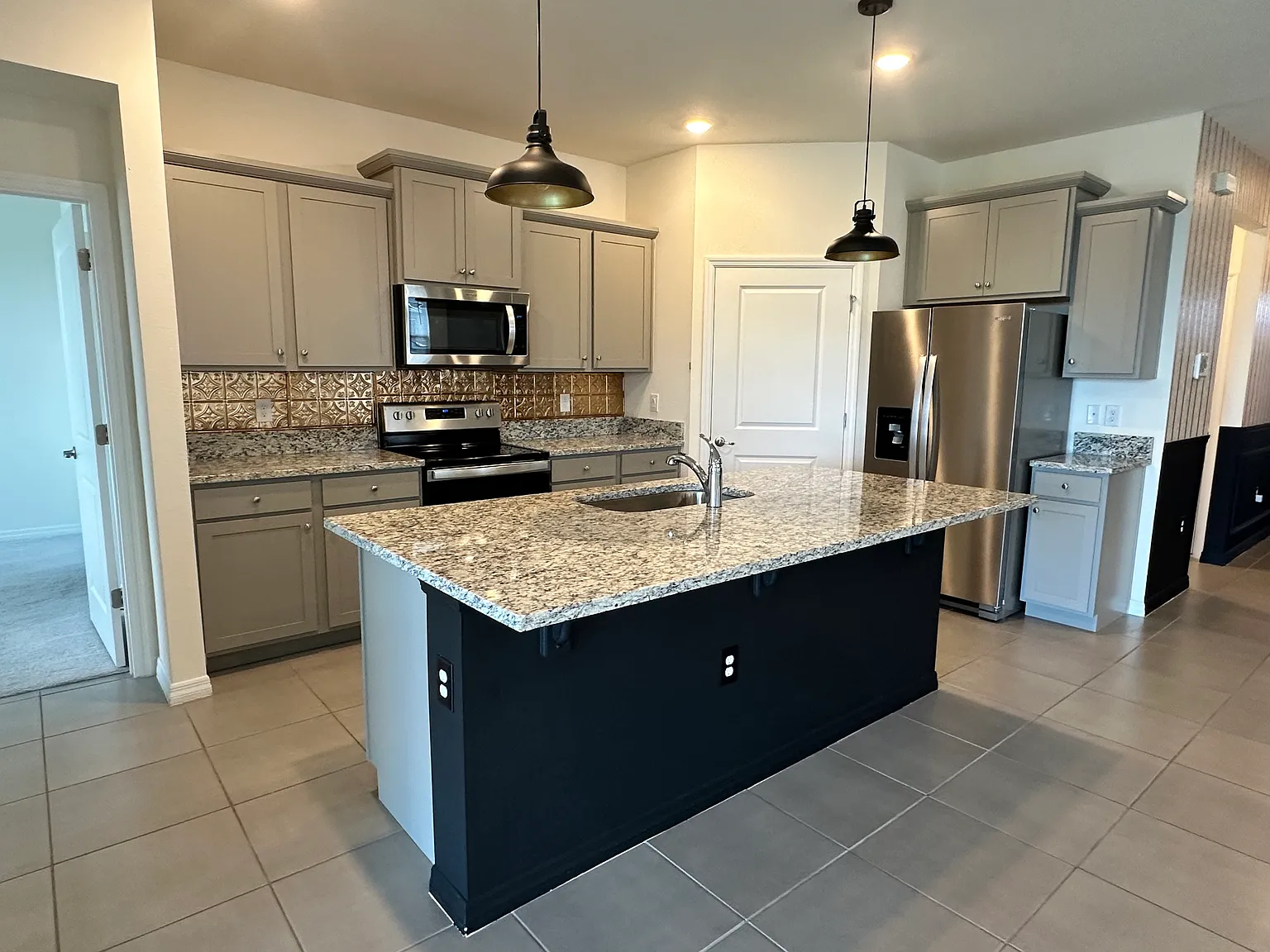 3 bed, 1816 sqft, $2,100 — Photo 3